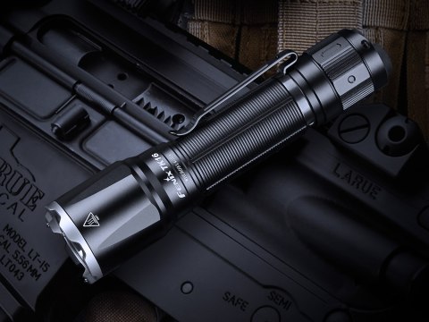 Latarka taktyczna LED Fenix TK16 V2.0 czarna